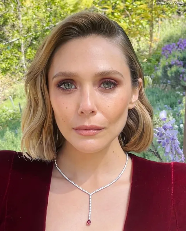 Elizabeth Olsen photo 7 of 2302