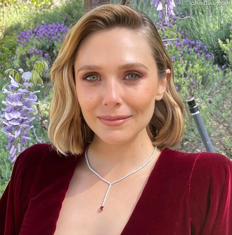 Elizabeth Olsen photo 8 of 2302