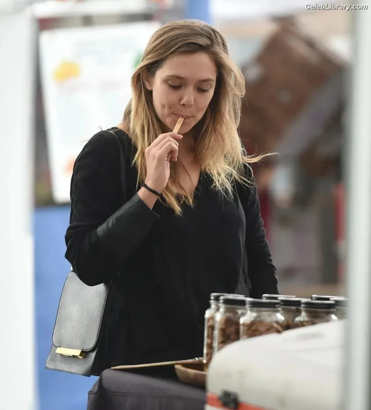 Elizabeth Olsen photo 20 of 2302
