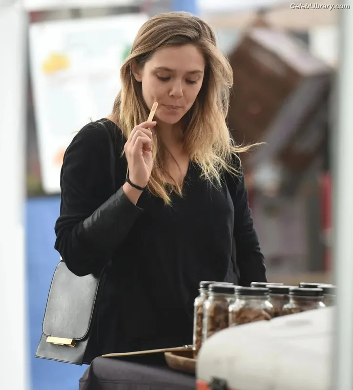Elizabeth Olsen photo 21 of 2302