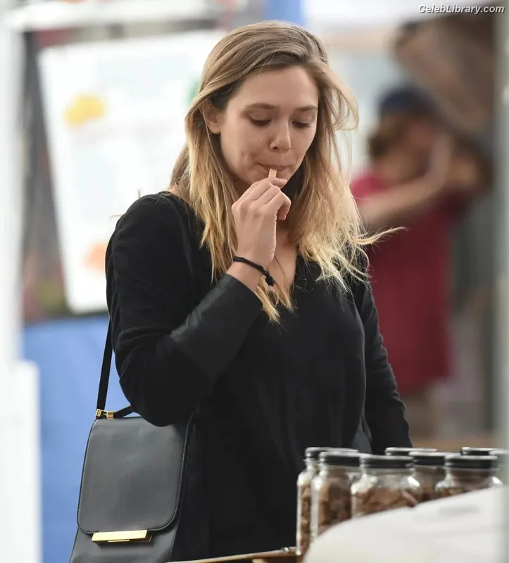 Elizabeth Olsen photo 22 of 2302