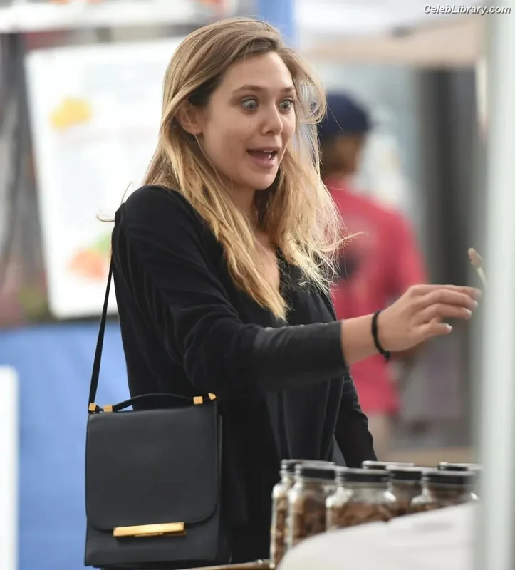 Elizabeth Olsen photo 1 of 2302