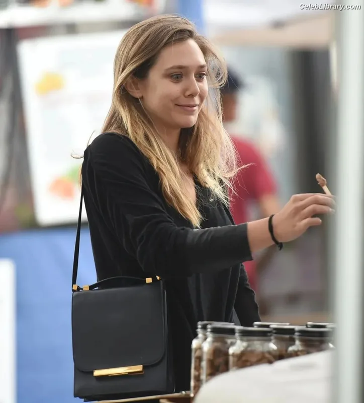 Elizabeth Olsen photo 2 of 2302