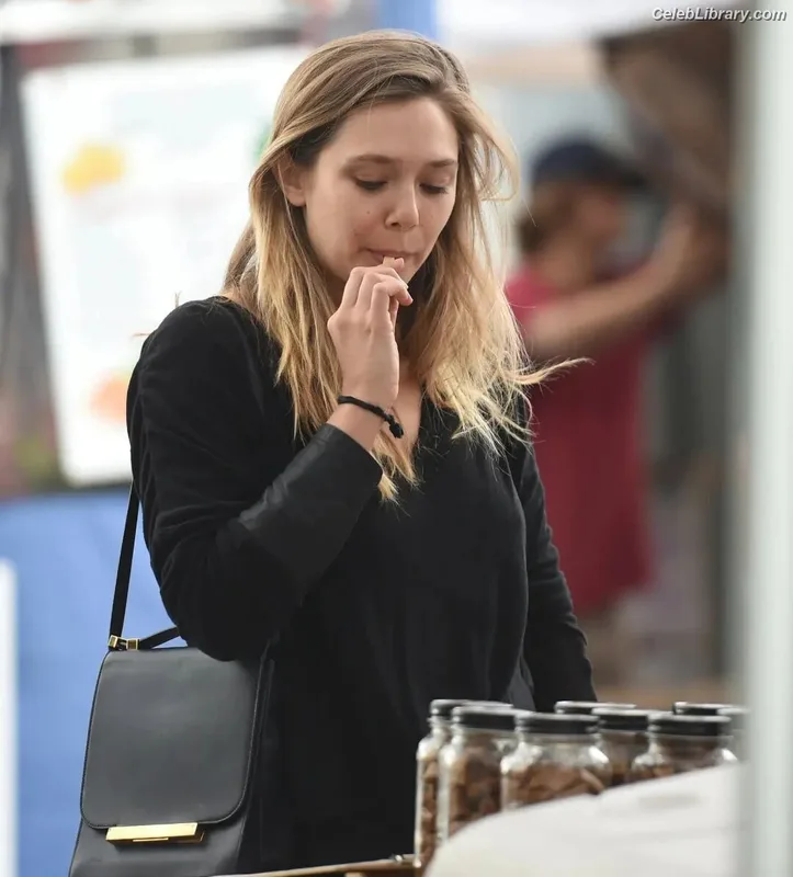 Elizabeth Olsen photo 3 of 2302