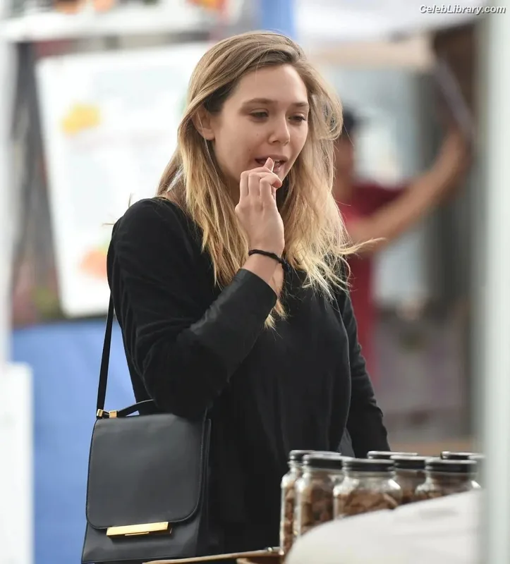 Elizabeth Olsen photo 5 of 2302