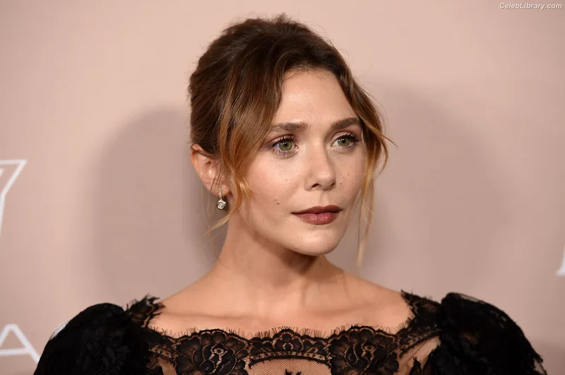 Elizabeth Olsen photo 2 of 2302