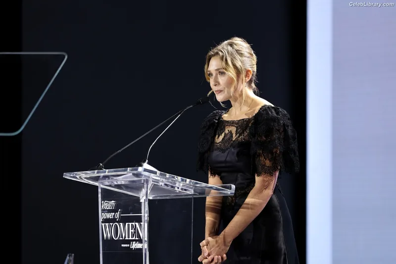 Elizabeth Olsen photo 11 of 2302
