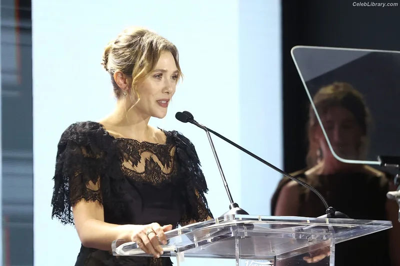 Elizabeth Olsen photo 15 of 2302