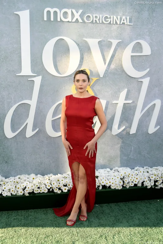 Elizabeth Olsen photo 12 of 2302