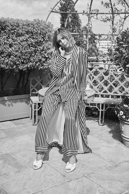 Elizabeth Olsen photo 13 of 2302