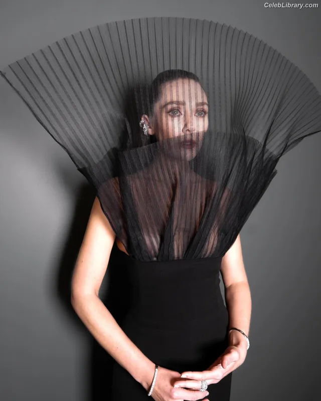 Elizabeth Olsen photo 9 of 2302