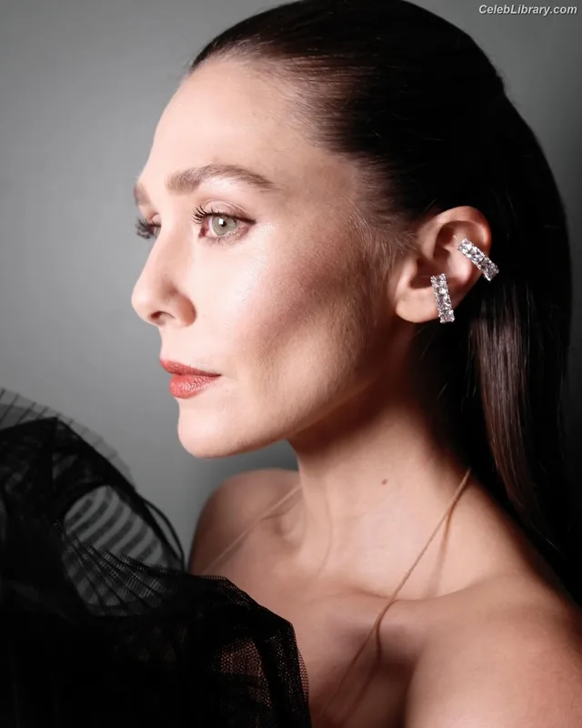 Elizabeth Olsen photo 10 of 2302