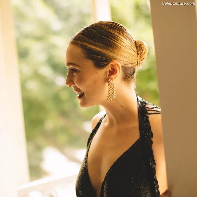 Elizabeth Olsen photo 21 of 2302