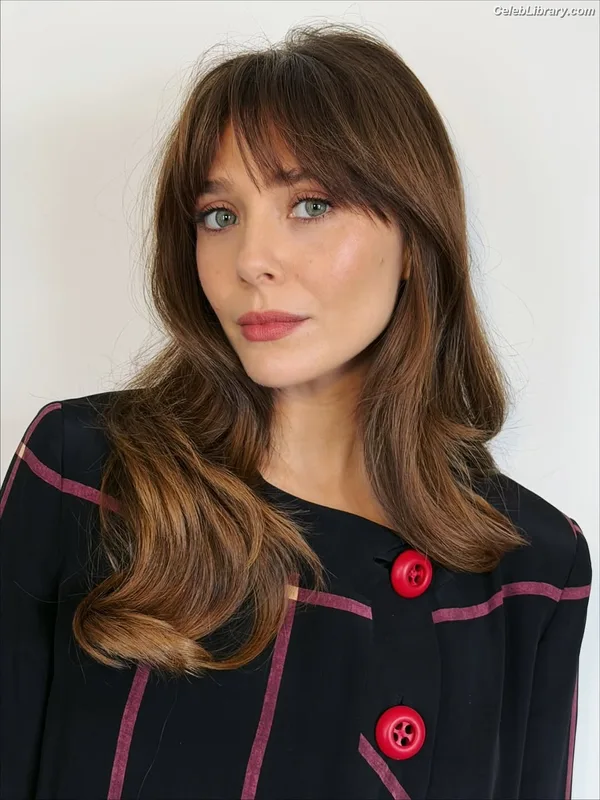 Elizabeth Olsen photo 7 of 2302