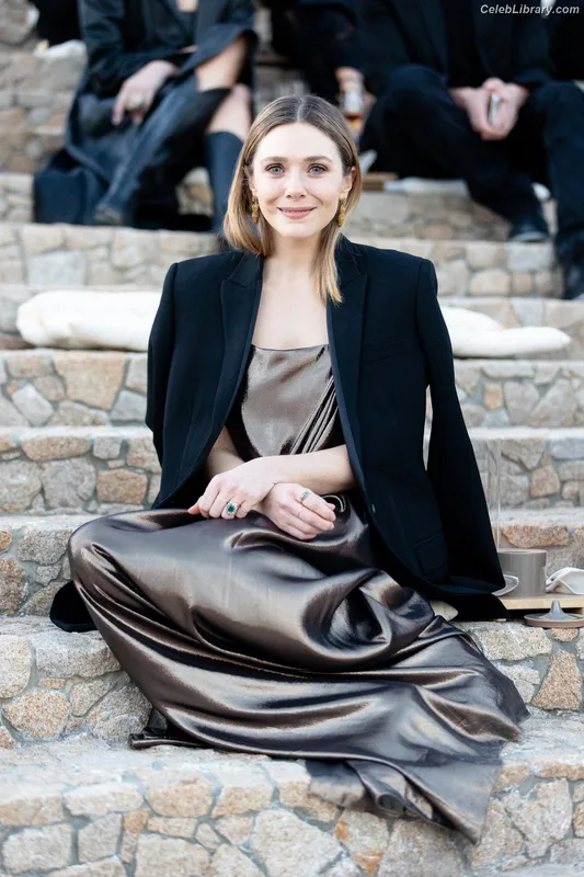 Elizabeth Olsen photo 2 of 2302