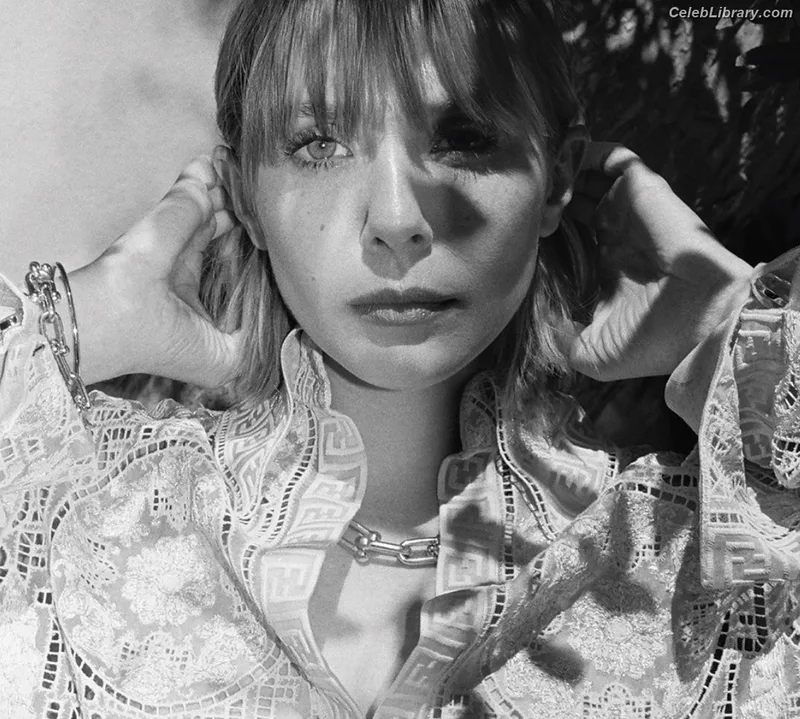 Elizabeth Olsen photo 4 of 2302