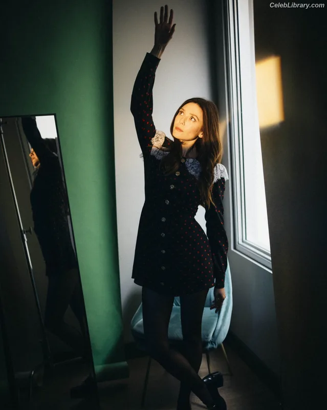 Elizabeth Olsen photo 16 of 2302