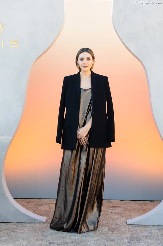 Elizabeth Olsen photo 23 of 2302