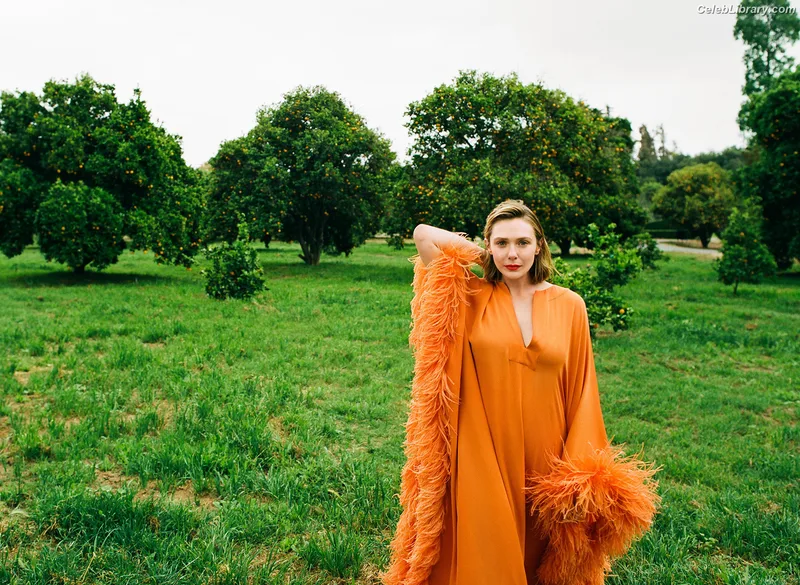 Elizabeth Olsen photo 1 of 2302