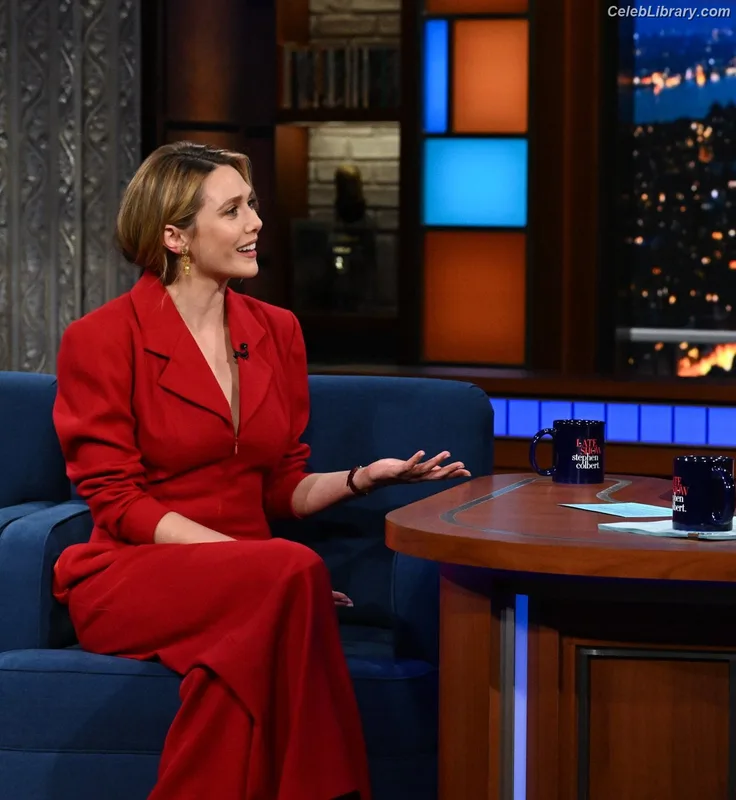 Elizabeth Olsen photo 5 of 2302