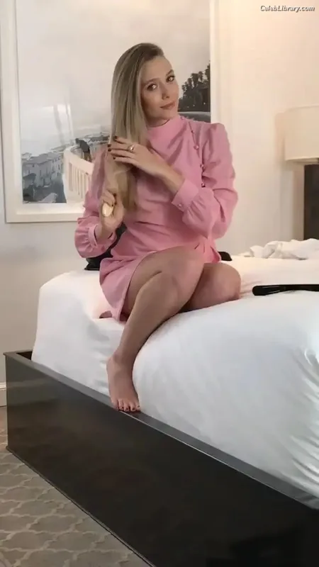 Elizabeth Olsen photo 9 of 2302