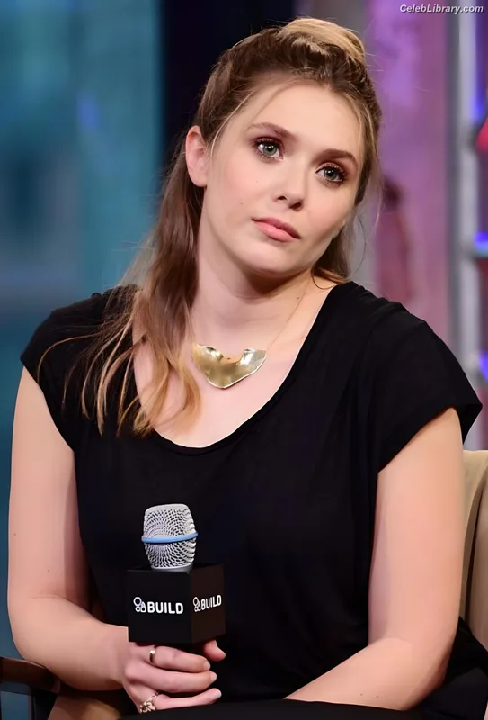 Elizabeth Olsen photo 20 of 2302