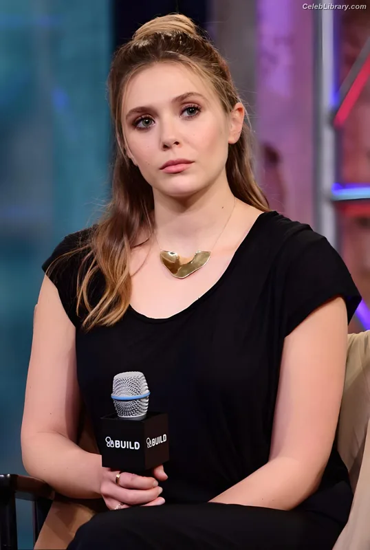 Elizabeth Olsen photo 1 of 2302