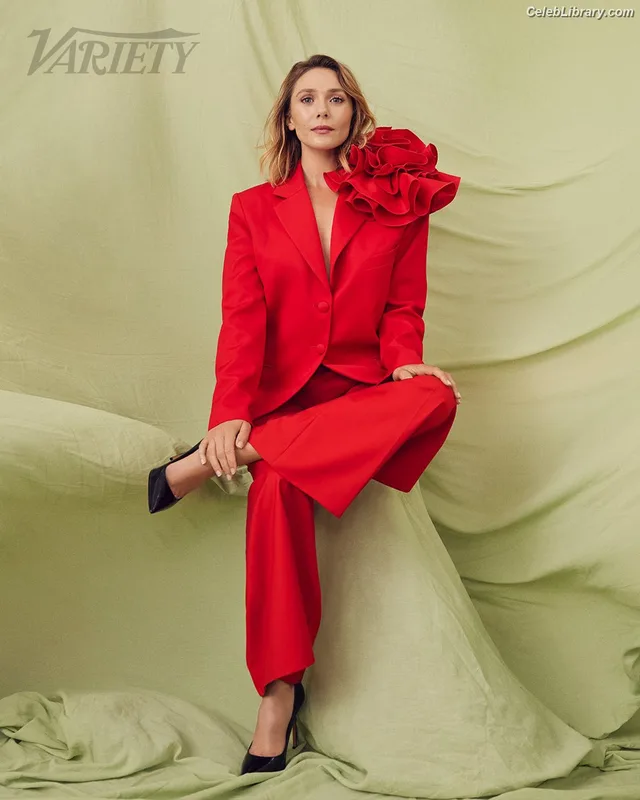 Elizabeth Olsen photo 8 of 2302
