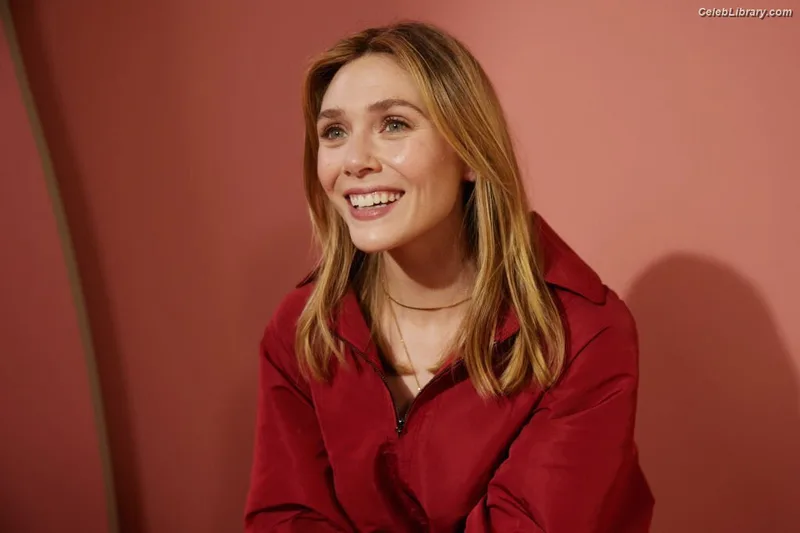 Elizabeth Olsen photo 21 of 2302