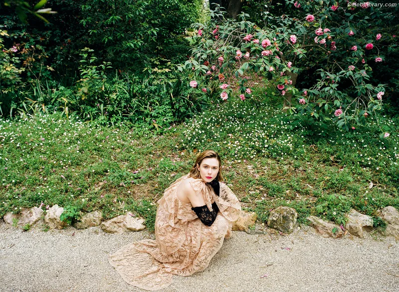 Elizabeth Olsen photo 1 of 2302