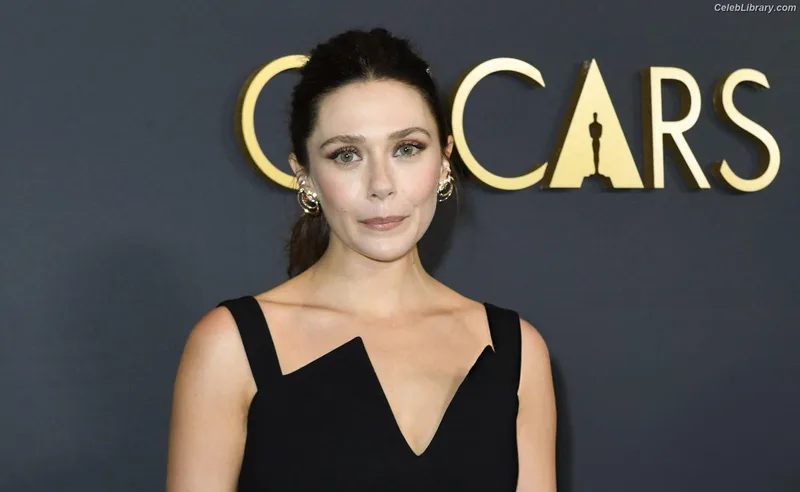 Elizabeth Olsen photo 2 of 2302