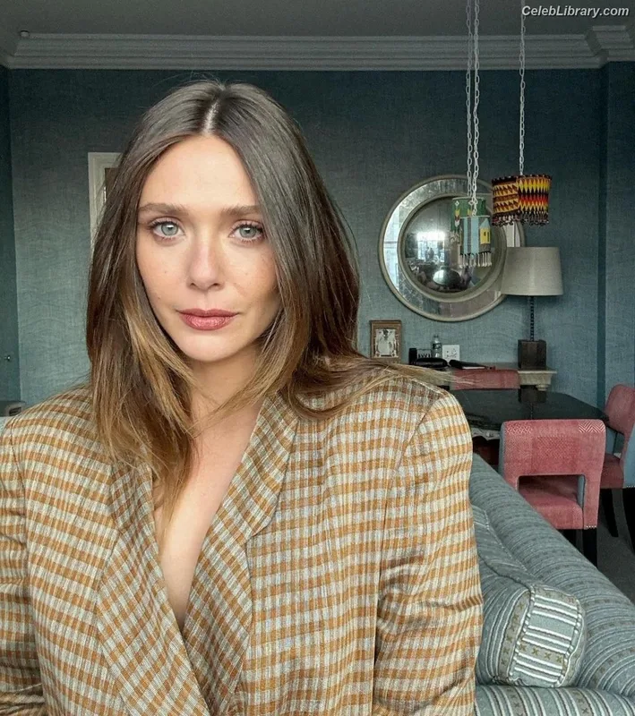 Elizabeth Olsen photo 5 of 2302