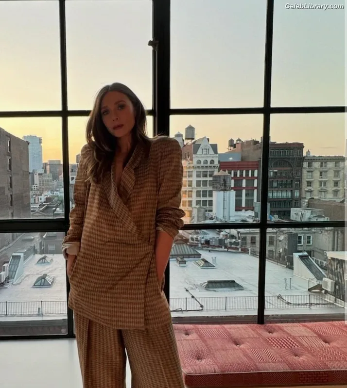 Elizabeth Olsen photo 8 of 2302