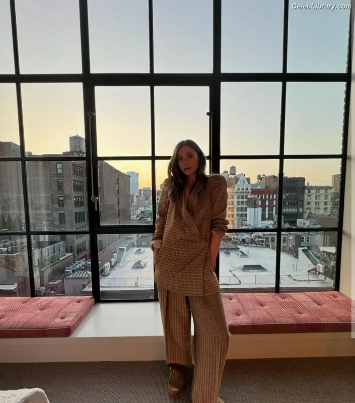 Elizabeth Olsen photo 18 of 2302