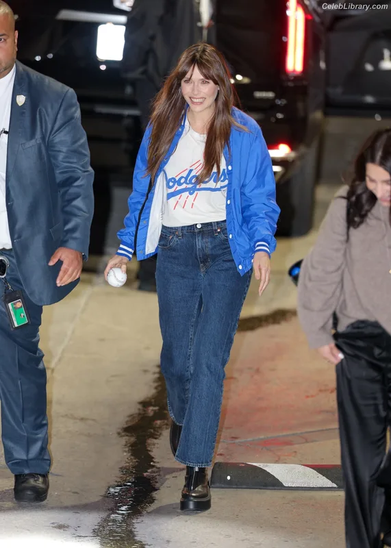 Elizabeth Olsen photo 5 of 2302