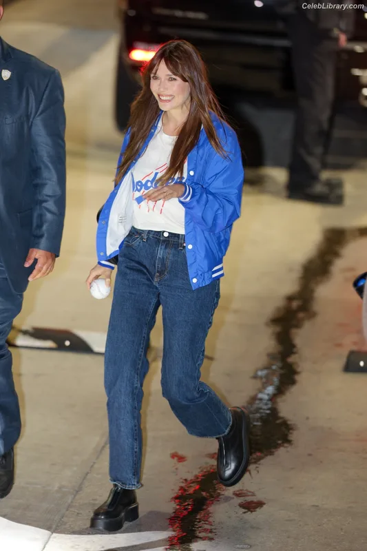 Elizabeth Olsen photo 8 of 2302