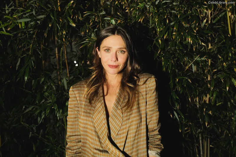Elizabeth Olsen photo 11 of 2302