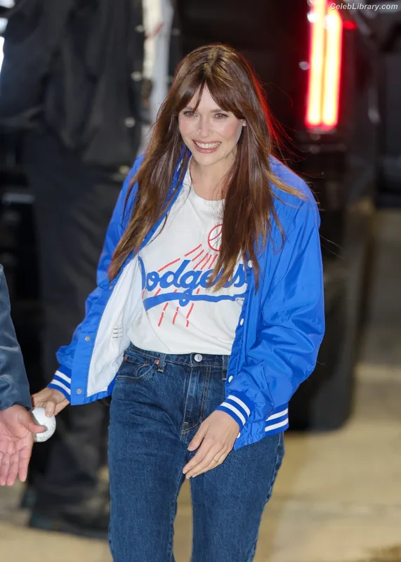 Elizabeth Olsen photo 12 of 2302