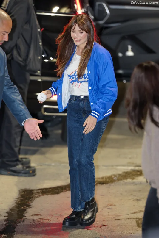 Elizabeth Olsen photo 1 of 2302