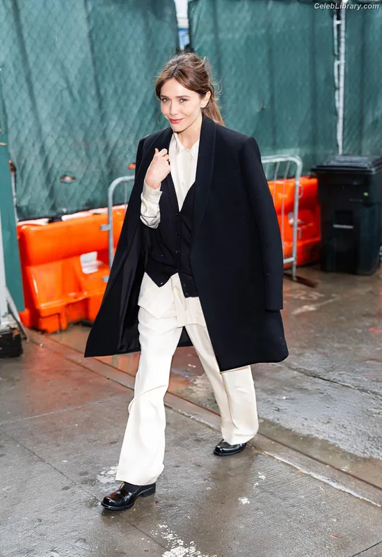 Elizabeth Olsen photo 1 of 2302