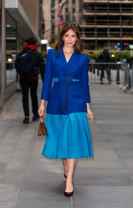 Elizabeth Olsen photo 4 of 2302