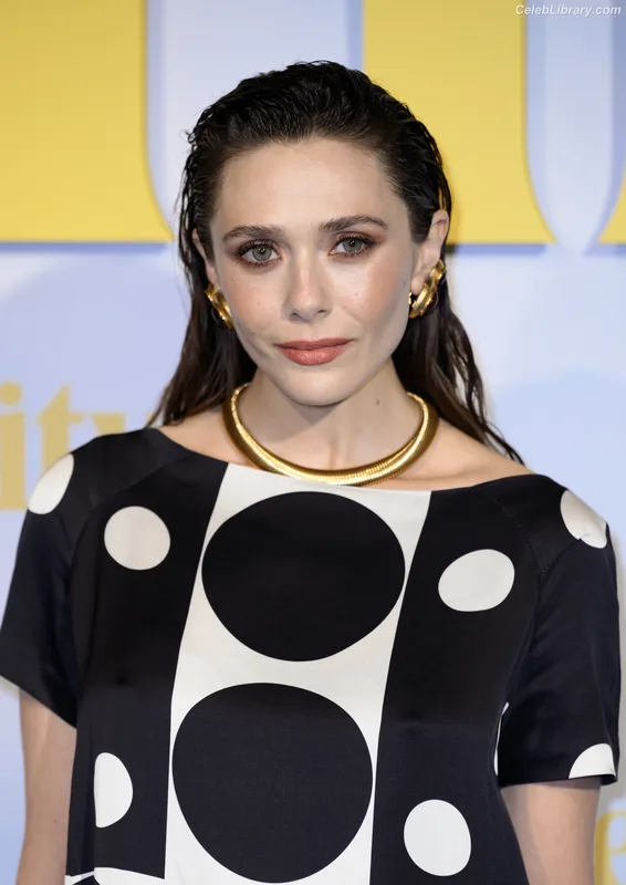 Elizabeth Olsen photo 5 of 2302