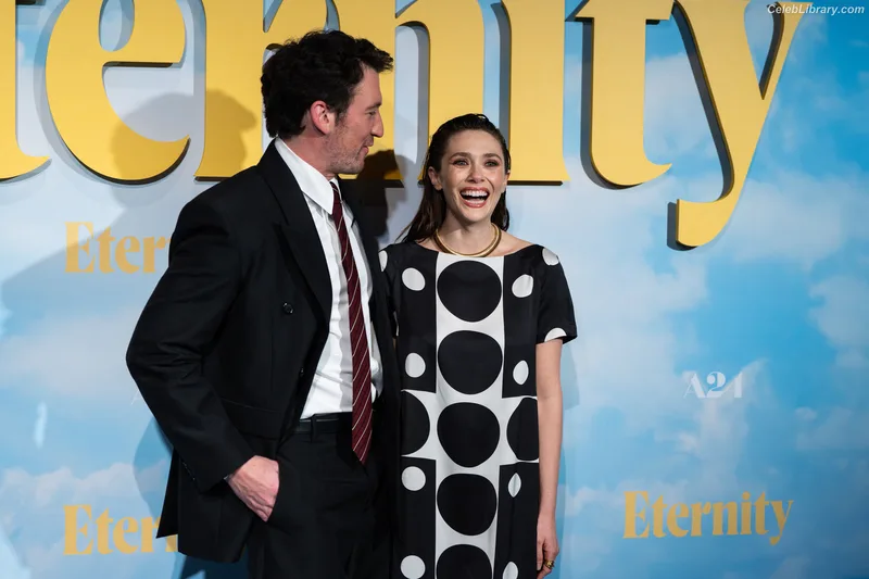 Elizabeth Olsen photo 12 of 2302