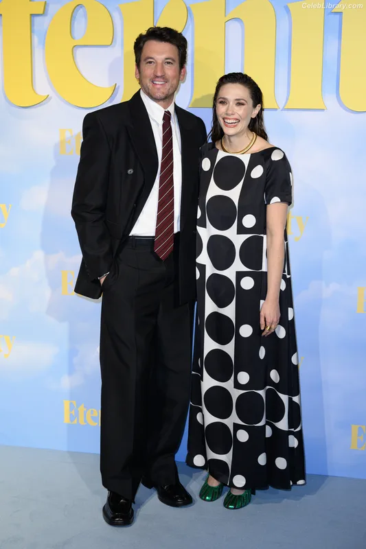 Elizabeth Olsen photo 1 of 2302