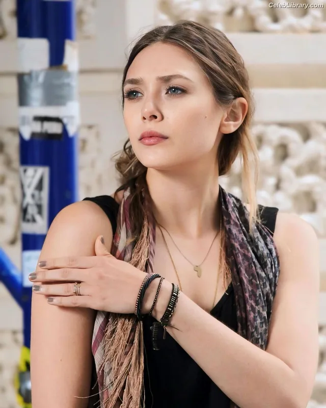 Elizabeth Olsen photo 21 of 2302