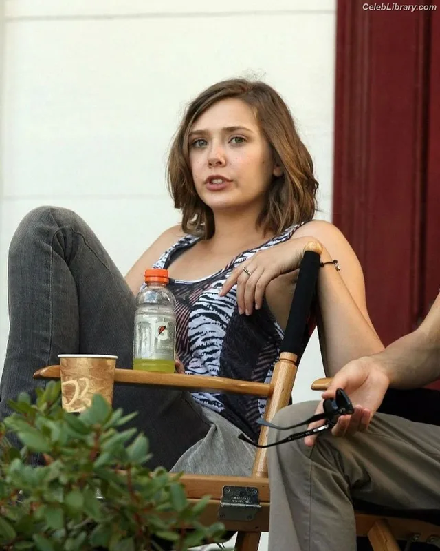Elizabeth Olsen photo 1 of 2302