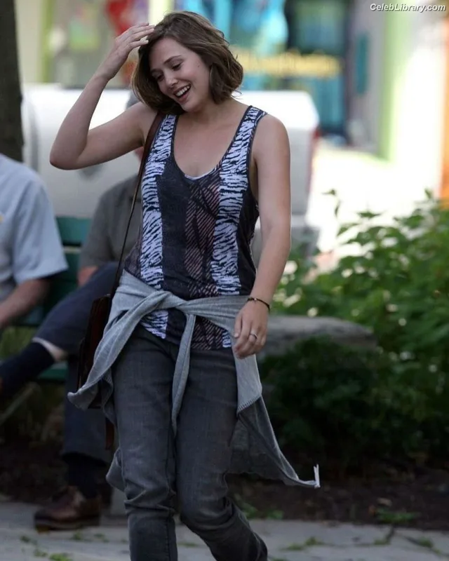 Elizabeth Olsen photo 3 of 2302