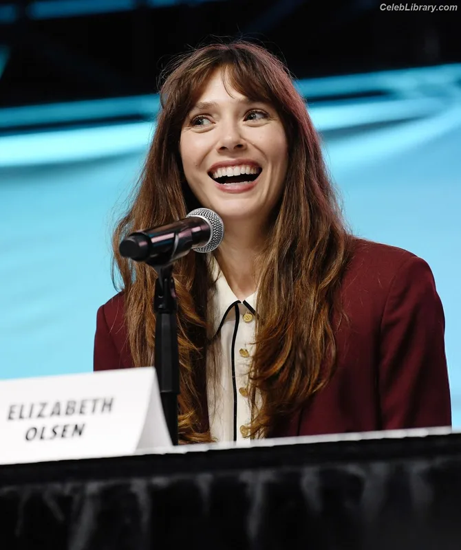 Elizabeth Olsen photo 15 of 2302