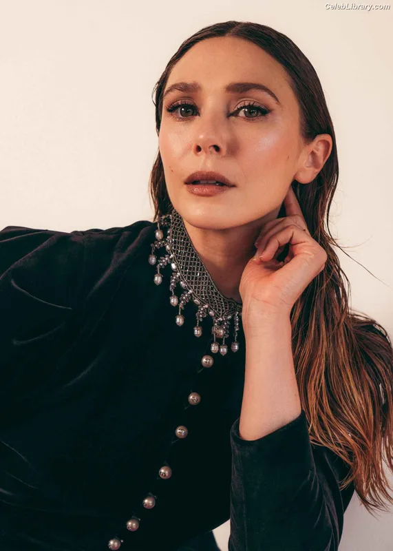 Elizabeth Olsen photo 4 of 2302