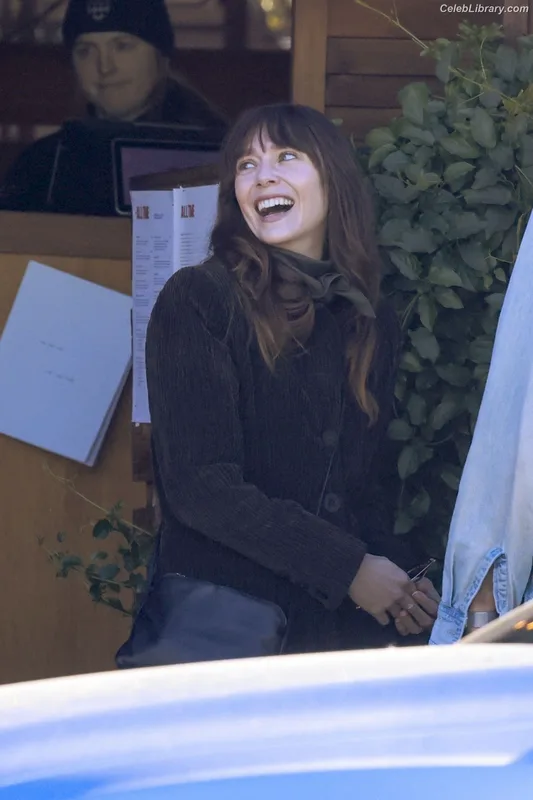 Elizabeth Olsen photo 10 of 2302